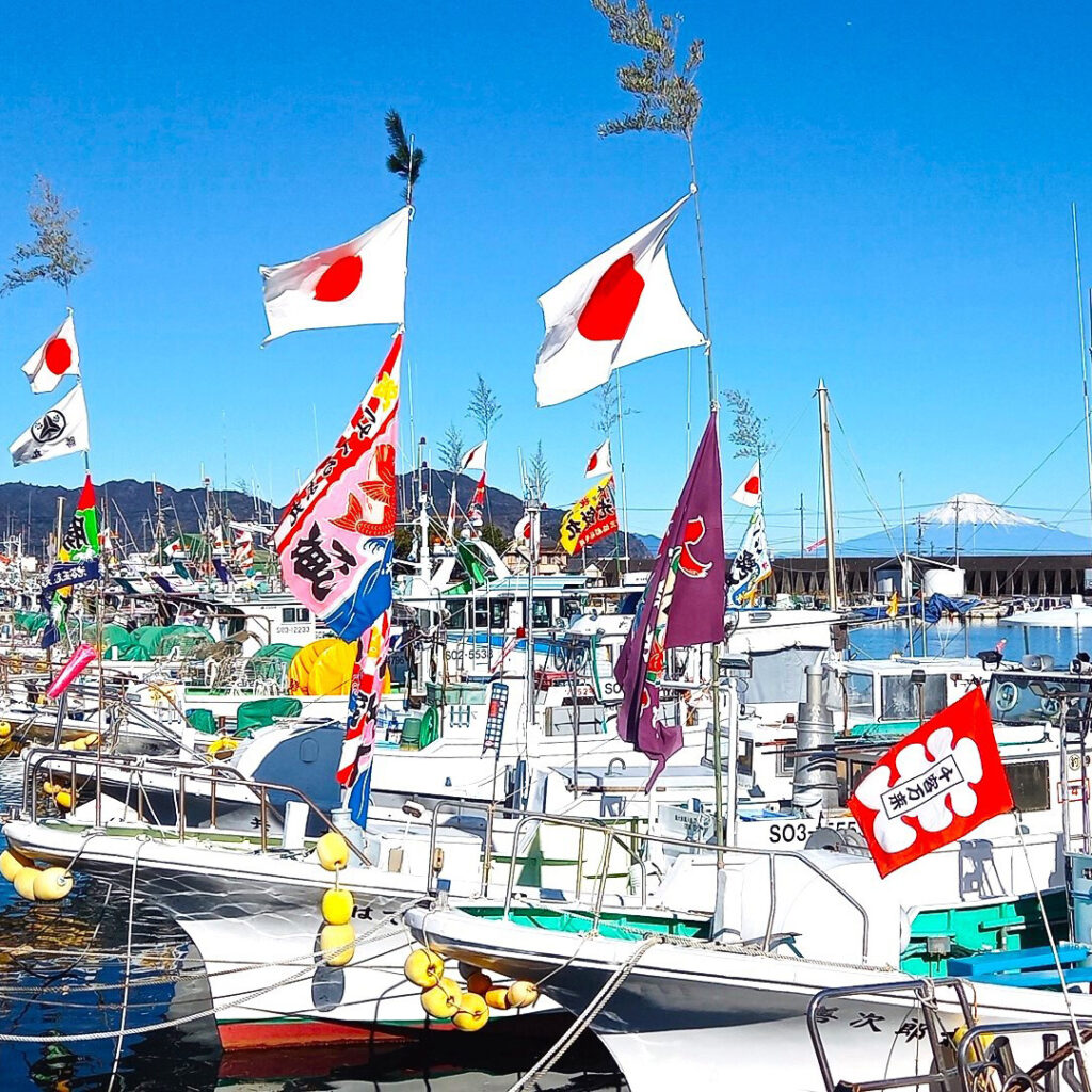 正月の焼津の海と大漁旗と富士山