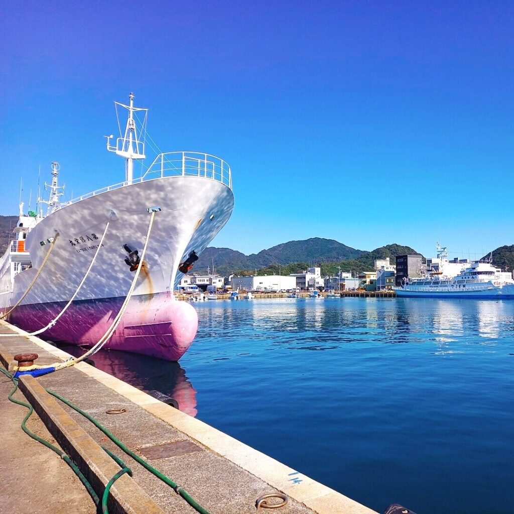 焼津港と青い海の風景